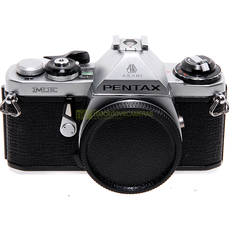 Fotocamera Pentax ME Reflex a pellicola usata. Macchina fotografica analogica.
