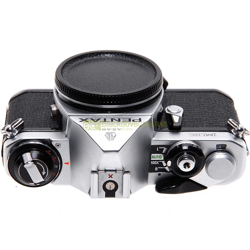 Fotocamera Pentax ME Reflex a pellicola usata. Macchina fotografica analogica.