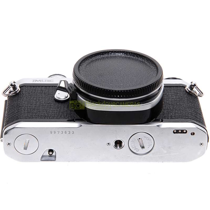 Fotocamera Pentax ME Reflex a pellicola usata. Macchina fotografica analogica.