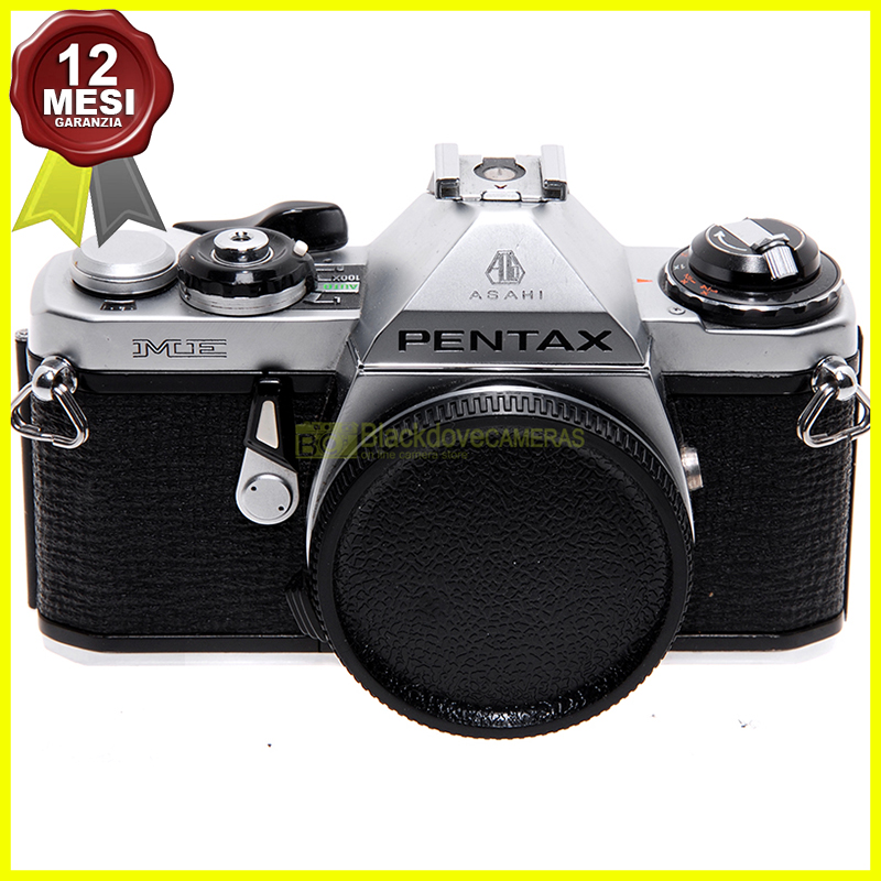 Fotocamera Pentax ME Reflex a pellicola usata. Macchina fotografica analogica.