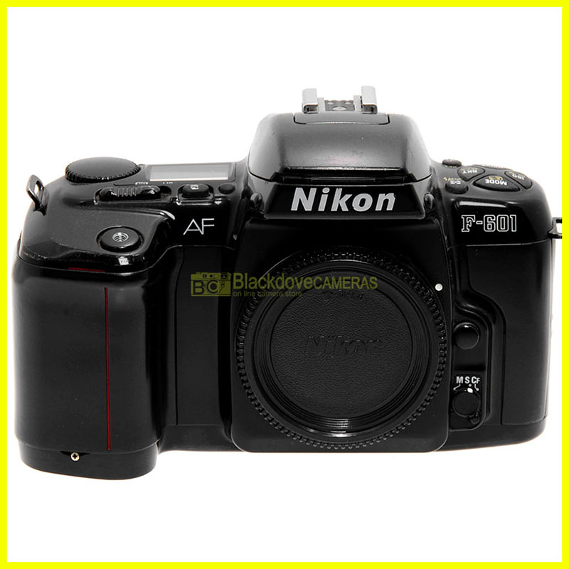 Nikon F-601 fotocamera reflex autofocus a pellicola usata. F601 body.