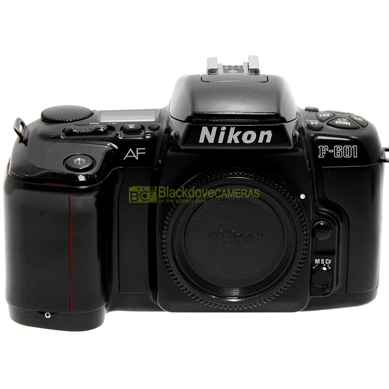 Nikon F-601 fotocamera reflex autofocus a pellicola usata. F601 body.