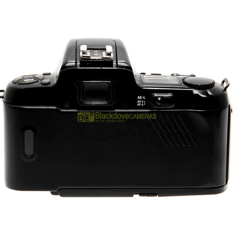 Nikon F-601 fotocamera reflex autofocus a pellicola usata. F601 body.