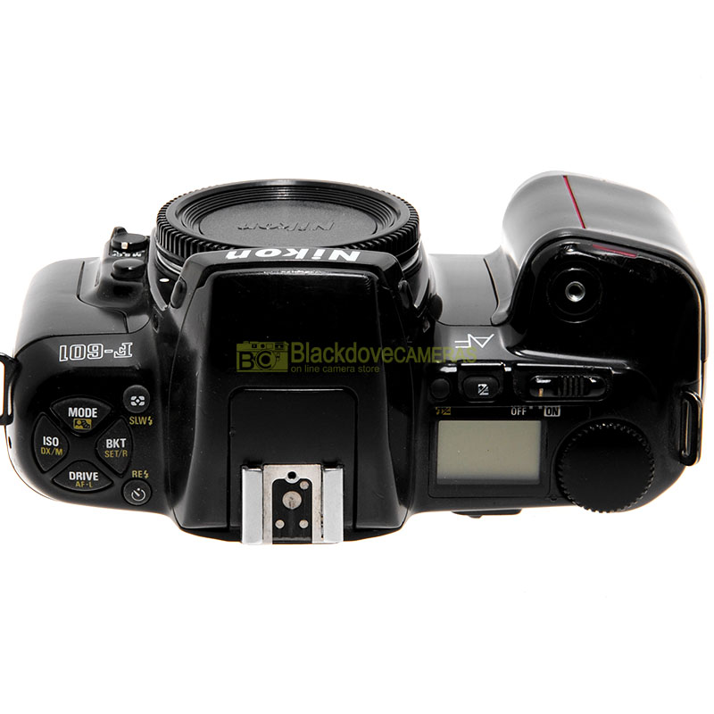 Nikon F-601 fotocamera reflex autofocus a pellicola usata. F601 body. 