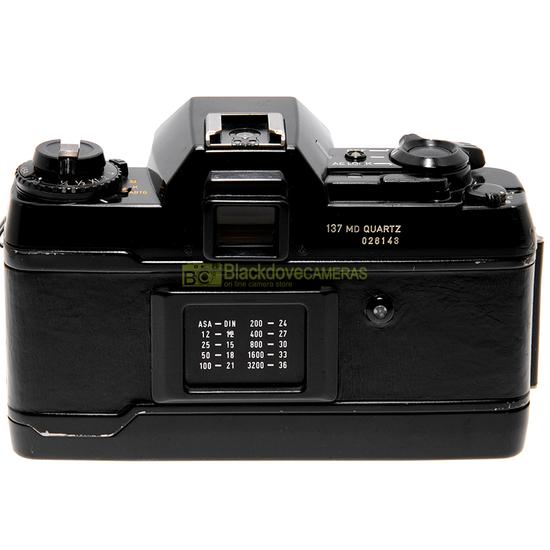 Contax 137 MD Quartz. Fotocamera reflex a pellicola. Macchina fotografica 35mm.