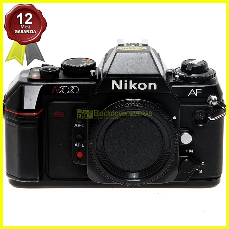 Nikon N2020 (F501) fotocamera reflex autofocus a pellicola. N-2020 body usata
