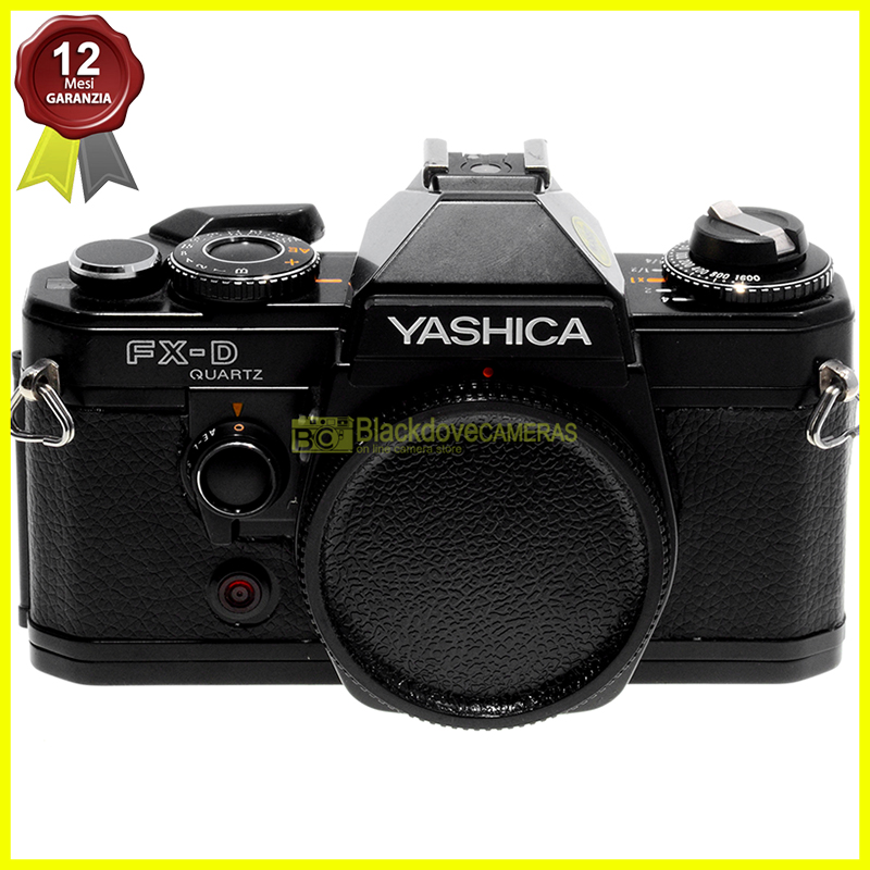 Yashica FX-7. Fotocamera reflex a pellicola. Macchina fotografica.