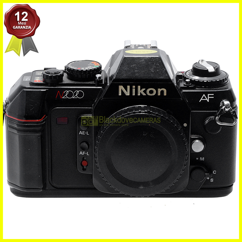 Nikon N2020 (F-501) fotocamera reflex autofocus a pellicola. F501 black body.