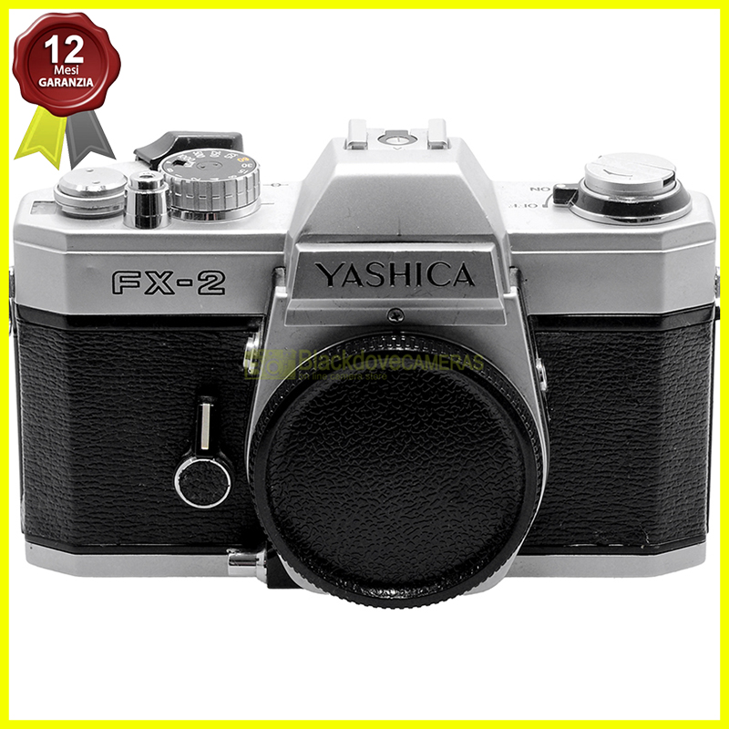 Yashica FX-2 silver body. Fotocamera reflex a pellicola. Macchina fotografica.