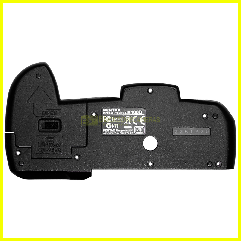 Fondello con sportello batterie per Pentax K100D – Ricambio Originale usato.
