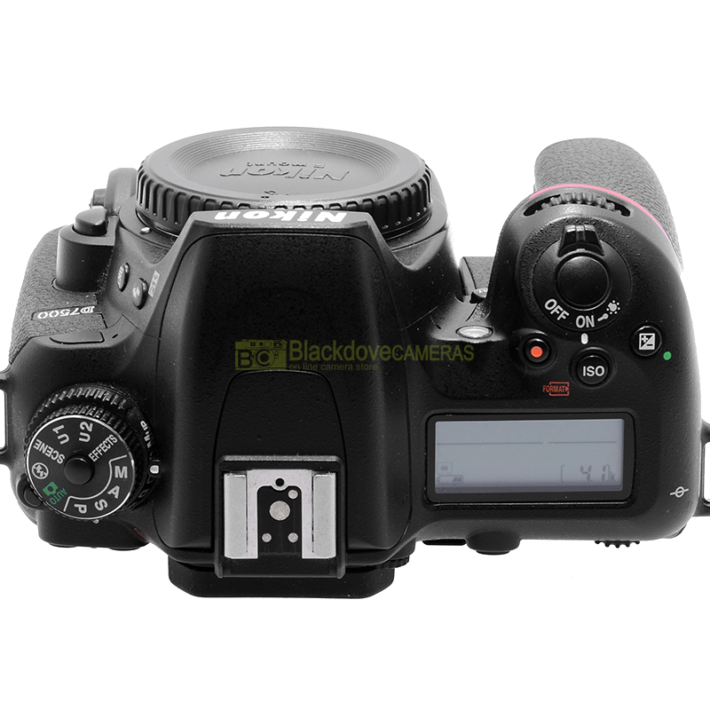 Nikon D7500 retro con display – foto reale